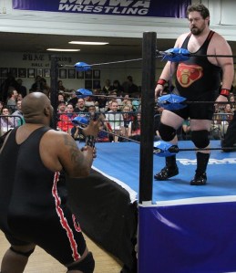 Barackus (left) tries to intimidate Big Dave Osborne with the threat of the claw hold.  Photo: Maurice Ramsey