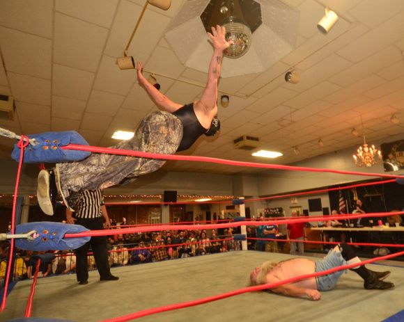 Big Texan diving headbutt Moondog Rover